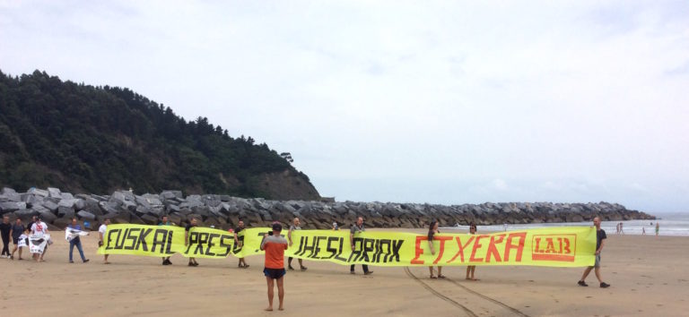 Presoen alde mobilizatu gara Debako hondartzan