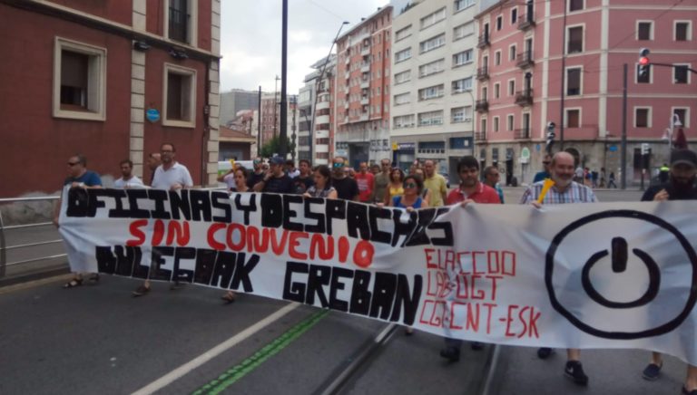 Bizkaiko Bulego eta Langeleetako langileek manifestazioa egin dute Lantik-etik ETBra