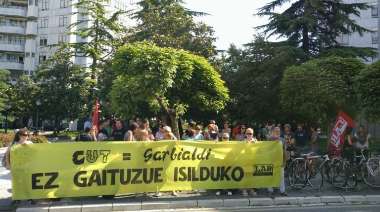 Nos hemos movilizado en los juzgados de Gasteiz para manifestarle a CUT que no nos van a callar