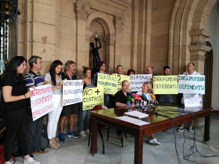 Comparecencia hoy en Donostia para decir que no a más grandes centros comerciales