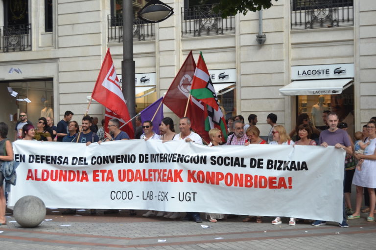 Bizkaiko Eskuhartze Sozialeko langileek protesta egin dute ahaldun nagusiaren aurrean
