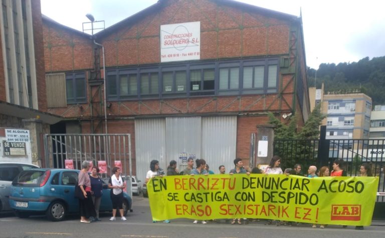 Movilización ante Berriztu en apoyo de la trabajadora despedida por denunciar acoso sexual