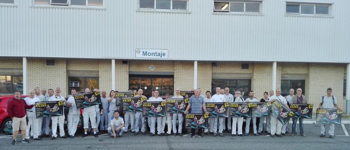 Nos hemos movilizado hoy en los centros de trabajo de Nafarroa. En la foto, la concentración realizada en Volkswagen Navarra.