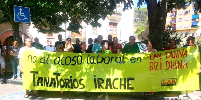 Hemos realizado dos concentraciones en Lizarra para denunciar la situación de los tanatorios del Grupo Irache