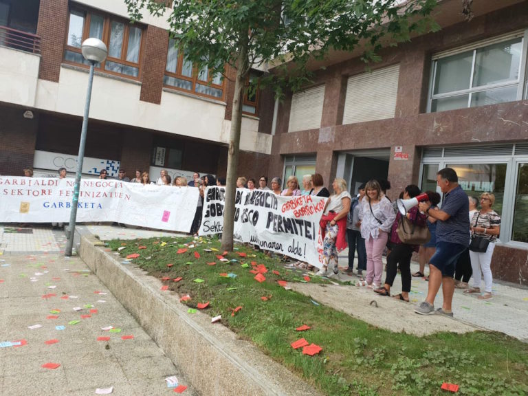Hemos decidido alargar la huelga en la limpieza de las comisarías y edificios judiciales de Gipuzkoa