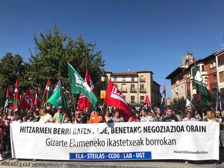 EAEko gizarte ekimeneko ikastetxeetako langileek protesta egin dute Urduñan