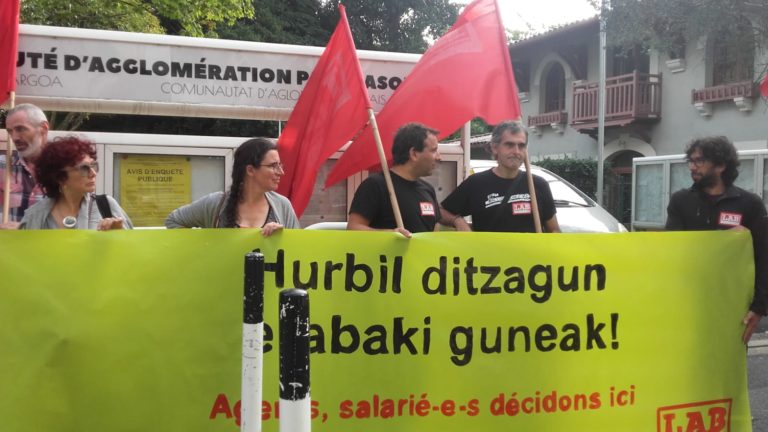 Bertan erabakitzeko aldarrikapena Euskal Hirigune Elkargora eraman dugu