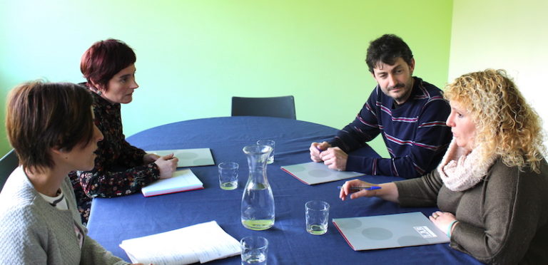 LABeko idazkari nagusi Garbiñe Aranburu eta Ekintza Sozialeko idazkari Bea Martxueta, Iñaki Errazkin eta Ainhoa Intxaurrandietarekin, biei babesa emateko maiatzean izandako bileran.