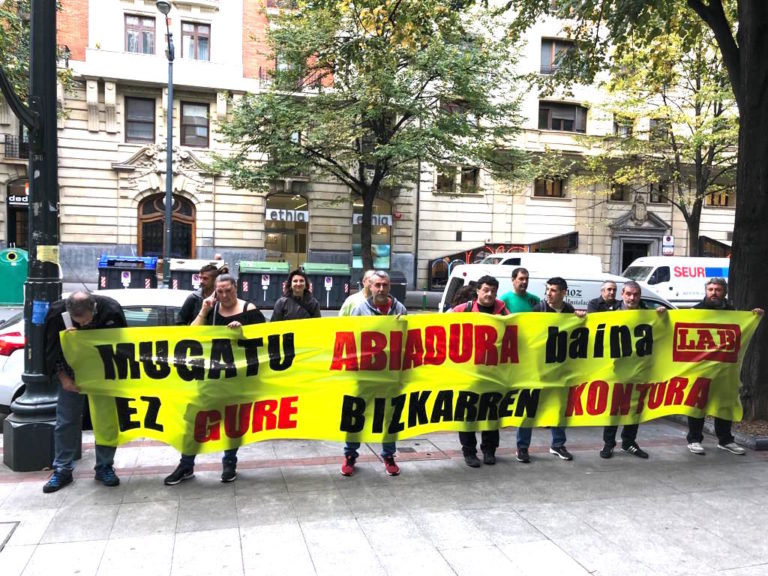 Nos hemos movilizado en Bilbo, frente a Inspección de Trabajo.