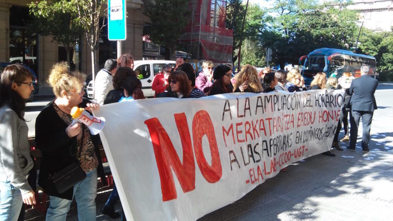 Areetan mobilizatu gara, «komenientziako denda» berri baten irekiera dela eta