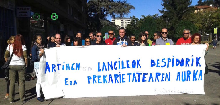 Las y los trabajadores de Artiach han realizado un paro de cuatro horas en contra de la política de contratación de la fábrica