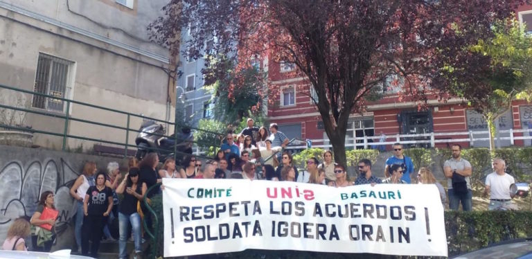 Basauriko udal eraikinen garbiketa zerbitzuko langileak kalera irten dira