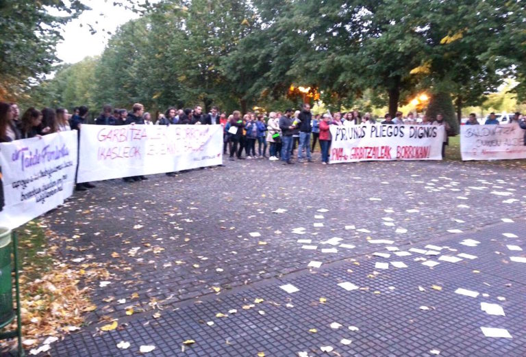 Nos hemos movilizado ante el Rectorado de la Universidad Pública de Navarra