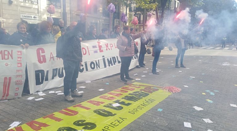 Trabajadoras de Garbialdi muestran ante la Diputación de Bizkaia lo quemadas que están