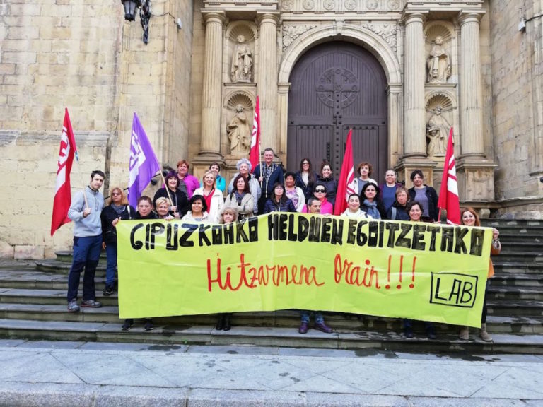 Hitzarmenaren alde mobilizatu dira Gipuzkoako helduen egoitzetako langileak