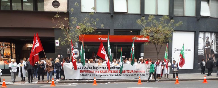 Bizkaiko etxez etxeko laguntza zerbitzuko langileek lehen greba eguna egin dute