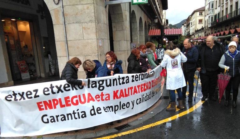 Bizkaiko etxez etxeko laguntza zerbitzuko langileek Gernikara eraman dituzte euren aldarrikapenak