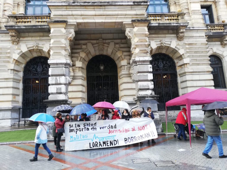 Loramendiko langileak Bizkaiko Foru Aldundiaren aurrean mobilizatu dira