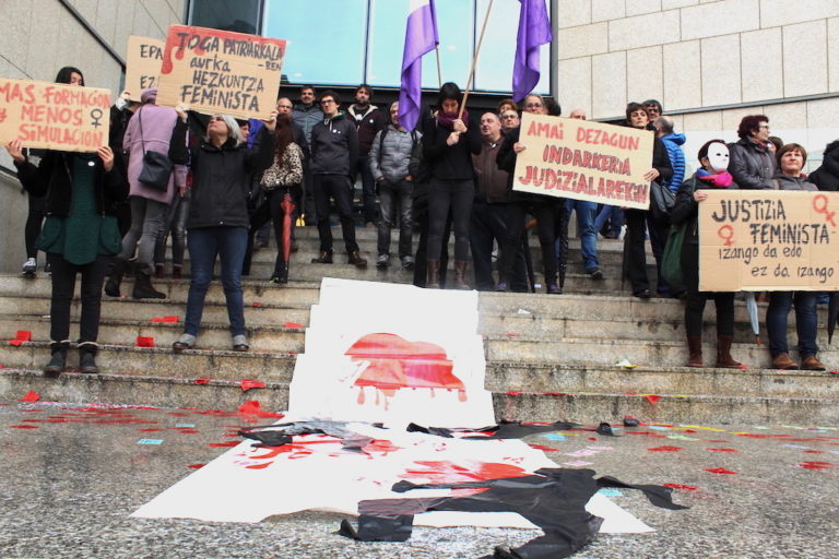 Emakumeontzako justizia aldarrikatu dugu Hego Euskal Herriko epaitegien aurrean