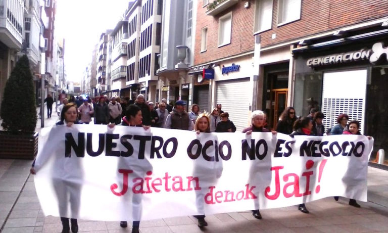 Nos hemos movilizado en Gasteiz en contra de la apertura en domingos y festivos