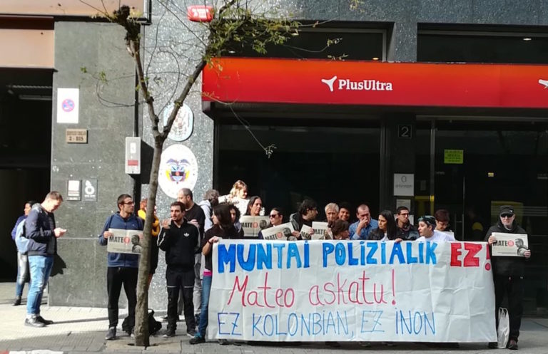 Nos hemos solidarizado con Mateo Gutierrez ante el consulado de Colombia