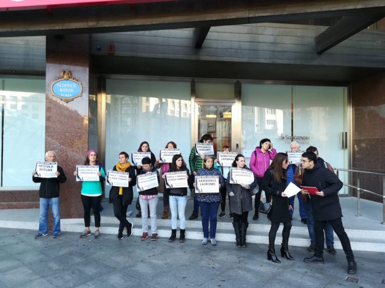 Hemos denunciado en Bilbo que la democracia está secuestrada por la banca