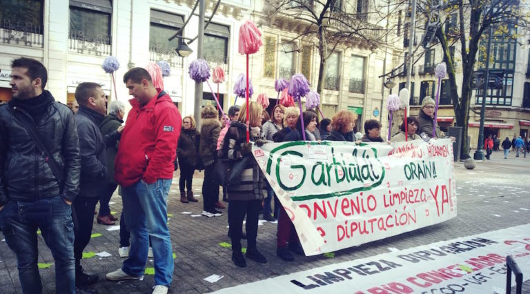 Garbialdiko langileek protesta egin dute berriro Bizkaiko aldundiaren aurrean