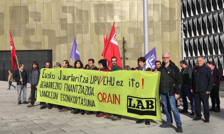 Langileen egonkortasuna berma dezala eskatu diogu Euskal Herriko Unibertsitateari