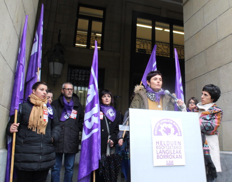 Kalitatezko zerbitzu sozialak eskaintzeko lan baldintza duinak behar direla berretsi dugu Gipuzkoako Aldundiaren aurrean