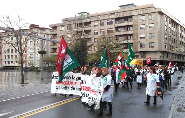Sektoreko enpresa garrantzitsuenen atarira eraman dute protesta Bizkaiko etxez etxeko laguntza zerbitzuko langileek