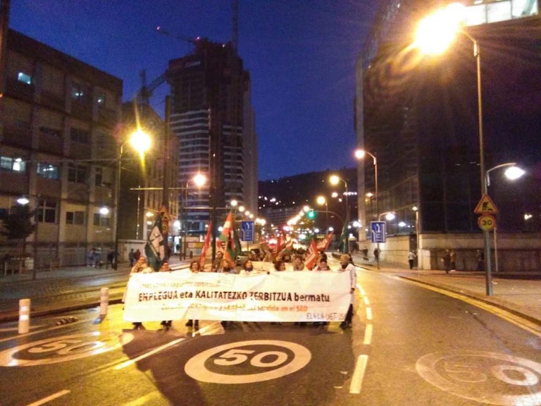 Errepidea moztu eta kalejira egin dute Bizkaiko etxez etxeko laguntza zerbitzuko grebalariek, Bilbon