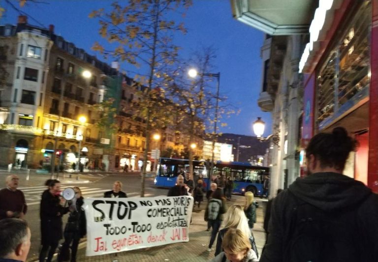 Donostian mobilizatu gara, igande eta jai egunetako irekierak salatzeko