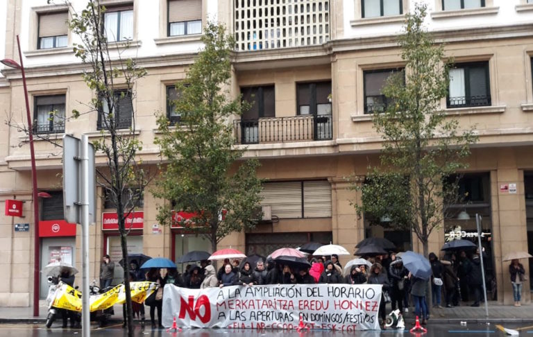 Ordutegiak zabaltzearen eta jai egunetan irekitzearen aurka protesta egin dugu Areetan, Supercorren aurrean