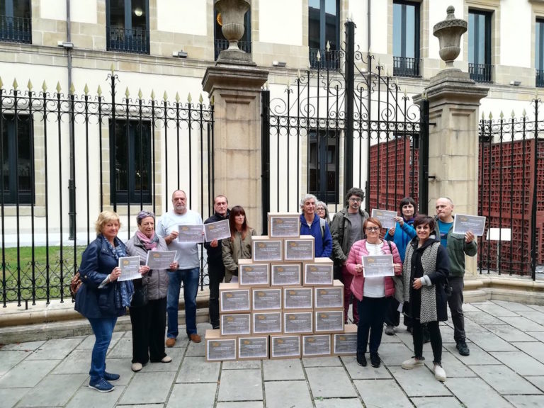 Representantes de la Carta de Derechos Sociales, frente al Parlamento de Gasteiz, en octubre, el día en el que presentaron las firmas.