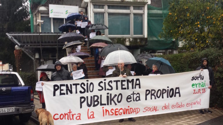Pentsio sistema publiko eta propioa eskatu dugu Irunen, Gizarte Segurantzaren aurrean