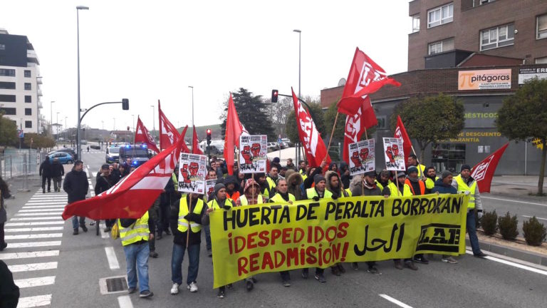 Huerta de Peraltako langileek Iruñeko kaleak hartu dituzte, lan eta bizi duina aldarrikatzeko