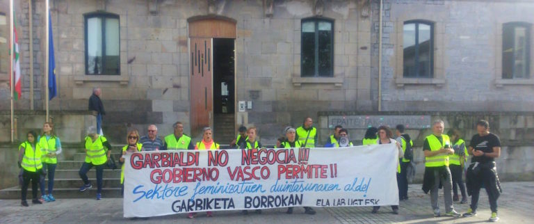 Eibar eta Bergara artean aritu dira protestan garbitzaile grebalariak