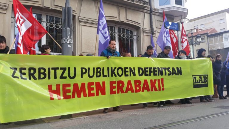 Eusko Jaurlaritzak bere gabeziak estaltzeko propaganda egin nahi du  langile publikoen eskubideen kontura