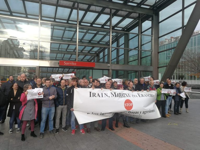 Metro Bilbaoko langileek erasoen aurka egin dute protesta