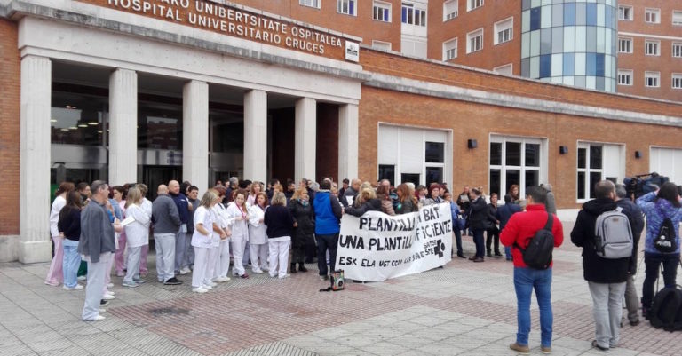 Plantilla egoki bat aldarrikatu dugu Gurutzetako Ospitaleko atarian