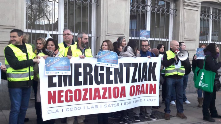 Emergentziak zerbitzuak bidezko lan baldintzak eskatu ditu Eusko Legebiltzarrean