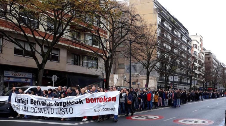 Lantegi Batuak-eko langileek mobilizazioei ekin diete