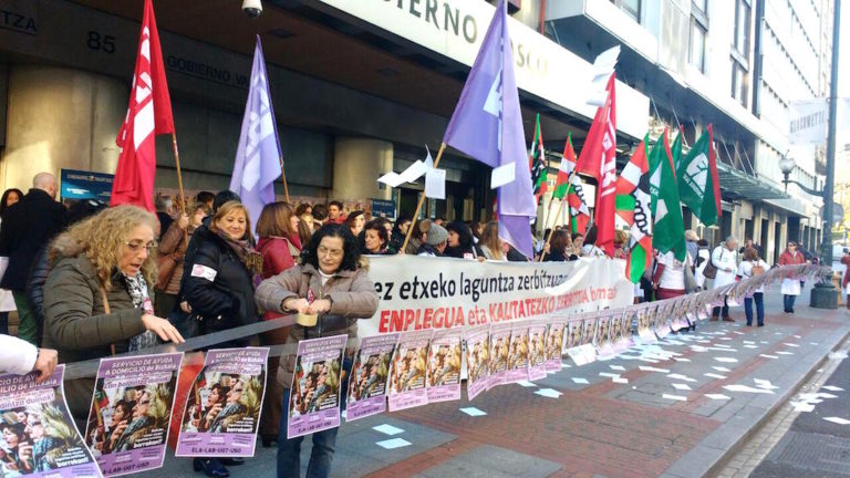 Bizkaiko etxez etxeko laguntza zerbitzuko langileek konpromisoak eskatu dizkiote Emakunderi