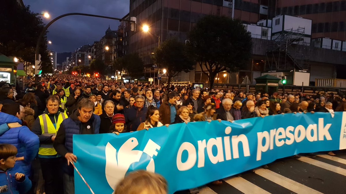 Miles de personas han tomado las calles de Bilbo.