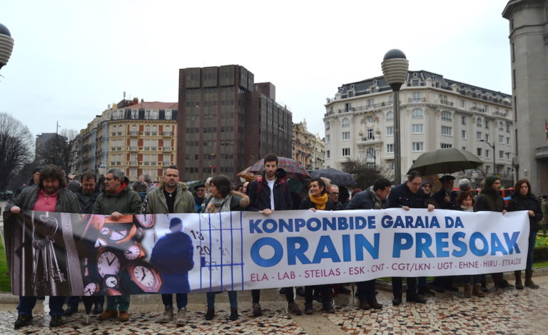 Sindikatuok presoen eskubideen alde mobilizatu gara, Bilbon, Espainiako Gobernuaren ordezkaritzaren aurrean