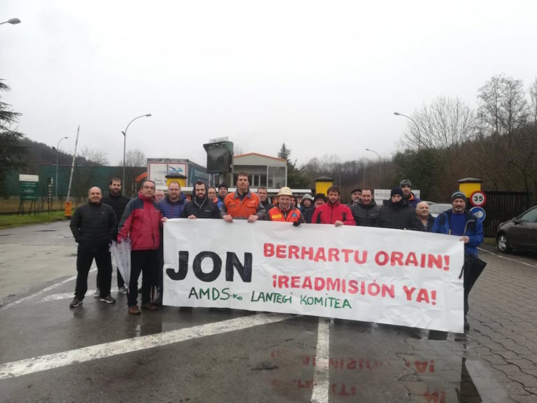 Las y los trabajadores de la planta de Legasa de Arcelor llevan a cabo el primero de los tres días de huelga para exigir la readmisión de un compañero