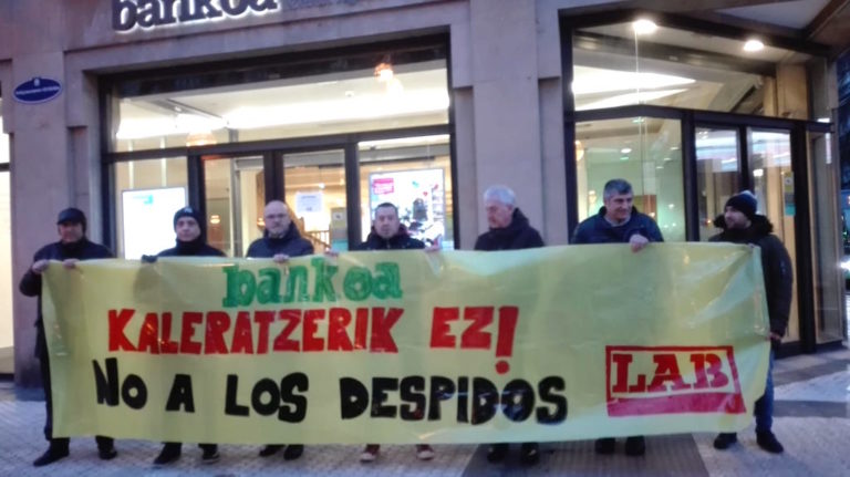 Bankoaren aurrean protesta egin dugu, langile baten kaleratzea salatzeko