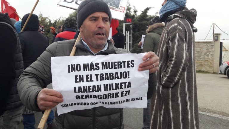 Martzillan lan istripuz hildako gaztea gogoan izan dute Huerta de Peraltako grebalariek