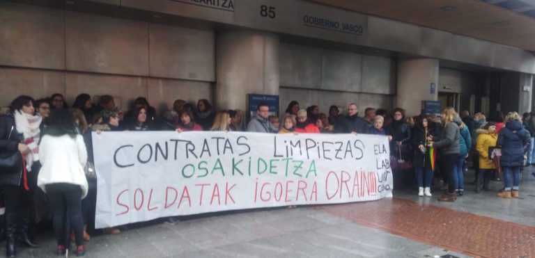 Trabajadoras de limpieza de Osakidetza se concentran para pedir la subida salarial que les corresponde