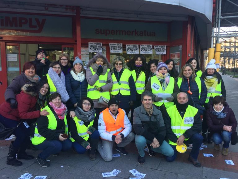 Trabajadoras de tiendas Simply de Bizkaia llevaron a cabo su tercer día de huelga el pasado sábado, para denunciar la precariedad laboral que viven